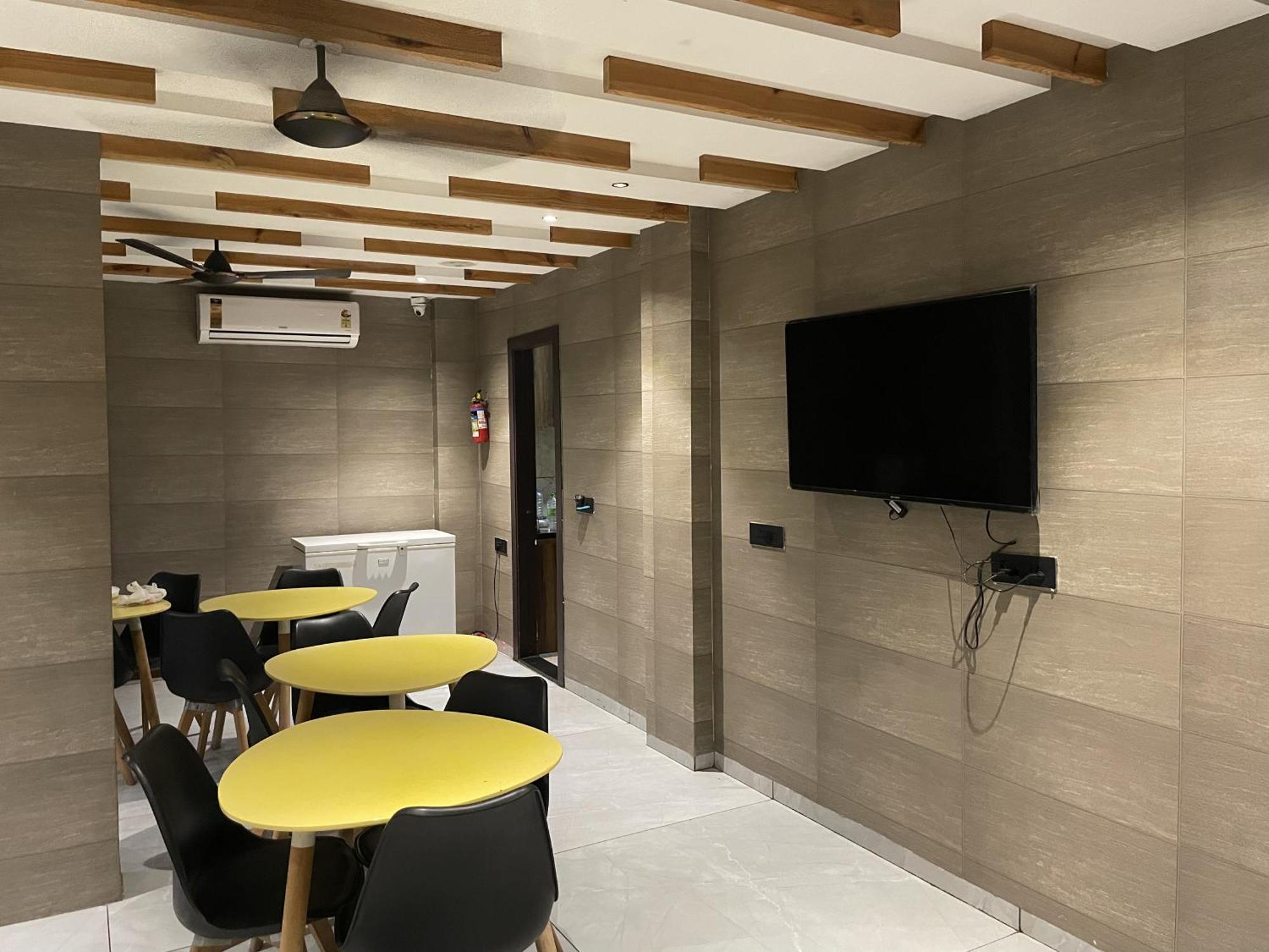 Stayez Studio Apartments Indore Esterno foto