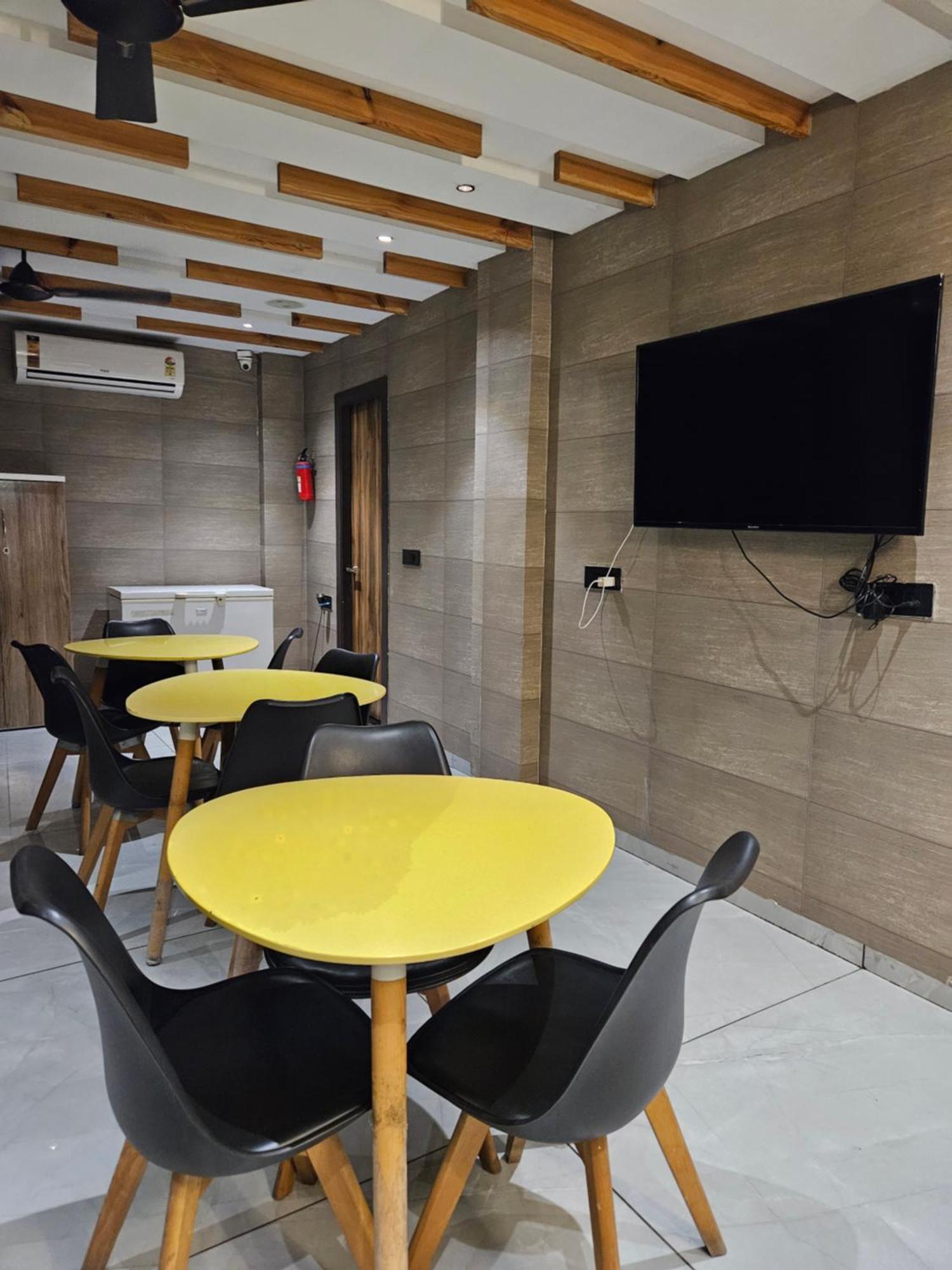 Stayez Studio Apartments Indore Esterno foto
